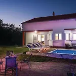 Сasa de vacaciones Awesome In Kaštel Novi